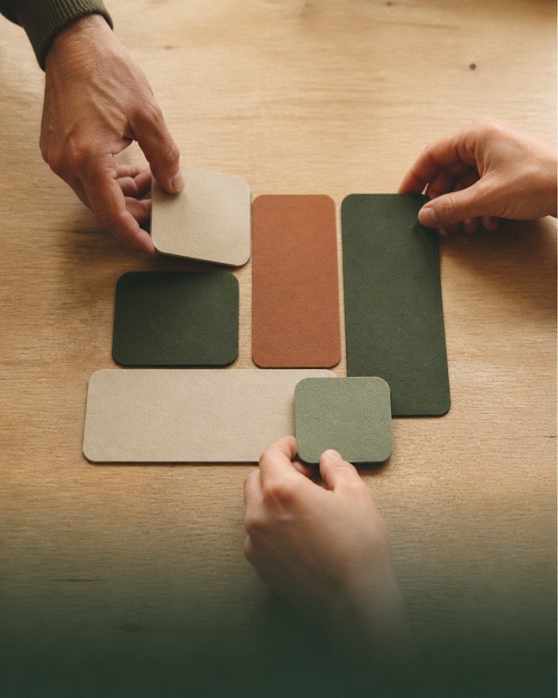 Mãos organizando módulos de diferentes formatos e cores sobre uma mesa